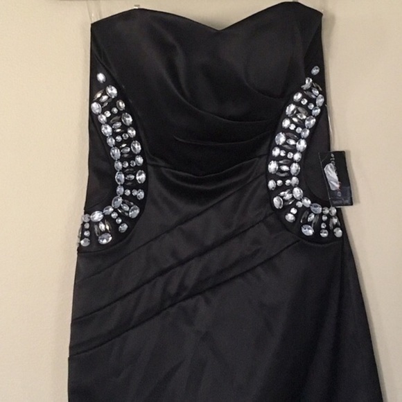 BUNDLE 2/$20 SALE❤️  Strapless Black Dress - Picture 4 of 6