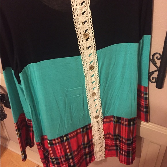 Long sleeve Christmas Plaid top - Picture 3 of 4