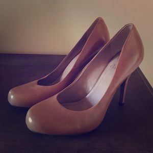 Vince Camuto nude leather pumps