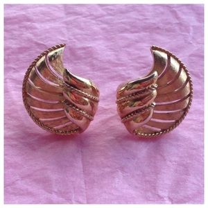 Gorgeous Vintage Trifari Gold Earrings