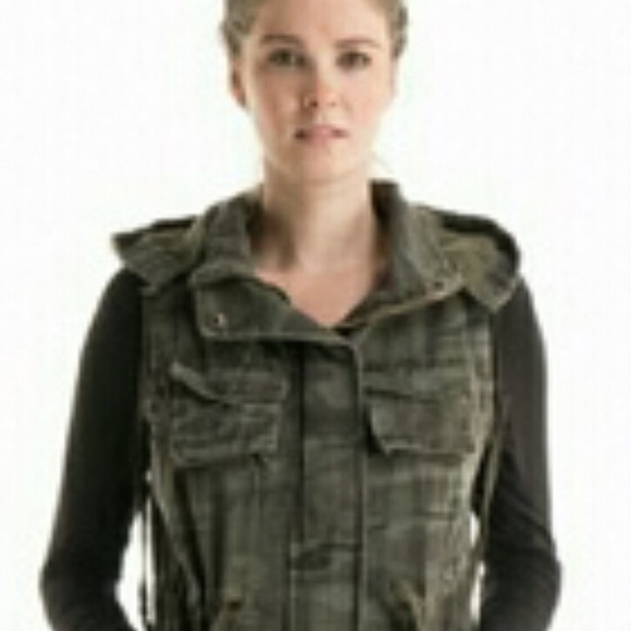 🦋Sexy & Rugged Garment Washed Olive Camo Vest🦋 - Picture 3 of 8