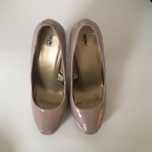 Nude patent leather pumps