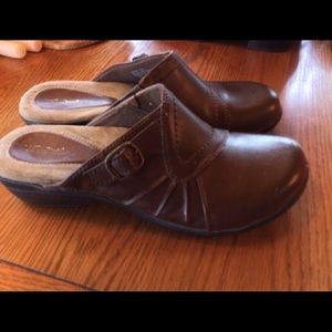Super Comfortable Thom McAn Brown Leather Mules