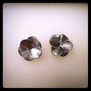 The Limited Flower Stud Earrings