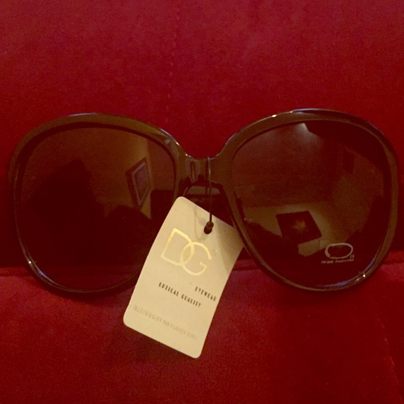 Black and silver oversized sunglasses