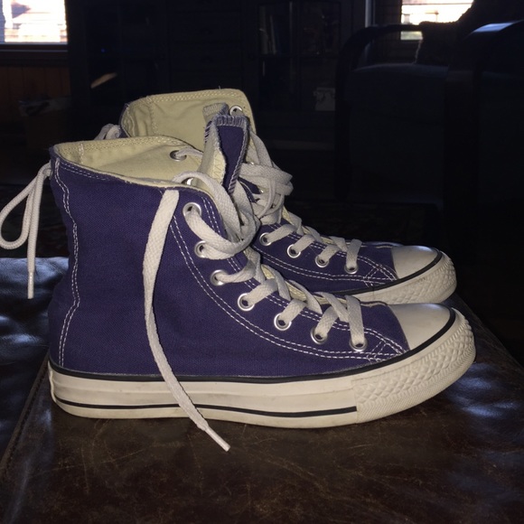 High-top navy blue converse