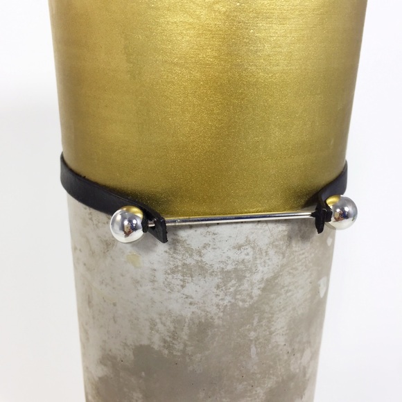 Black faux leather choker with silver barbell - Picture 2 of 4