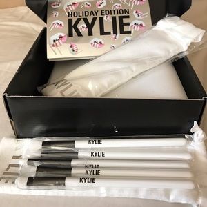 SOLD! 🔸Kylie cosmetics holiday edition brushes