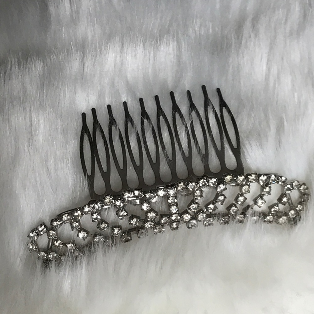 ✨HP✨ Crowned Rhinestone comb💋 - Picture 3 of 4