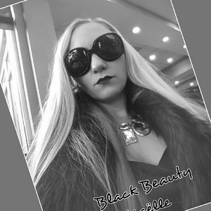 Meet your Posher, Angela