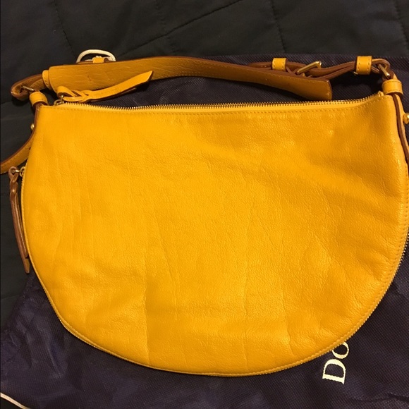 Dooney & Burke leather shoulder bag in mustard - Picture 2 of 4