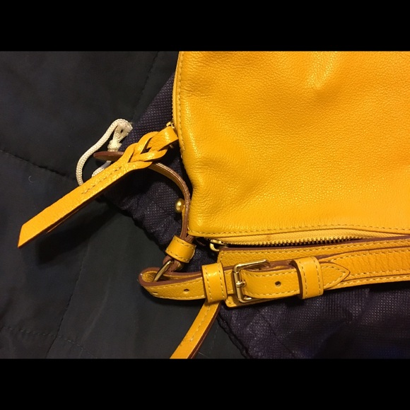 Dooney & Burke leather shoulder bag in mustard - Picture 3 of 4