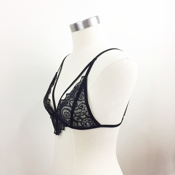 Sexy black lace strap bralette - Picture 4 of 4