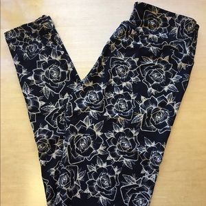 ✨Brand new✨ Lularoe 🦄 OS black floral leggings🦄
