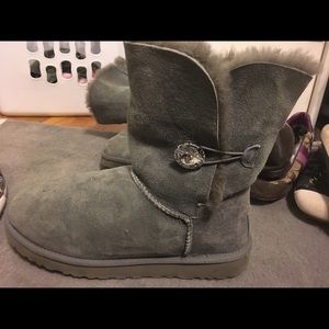 Ugg Bailey Button Bling size 9