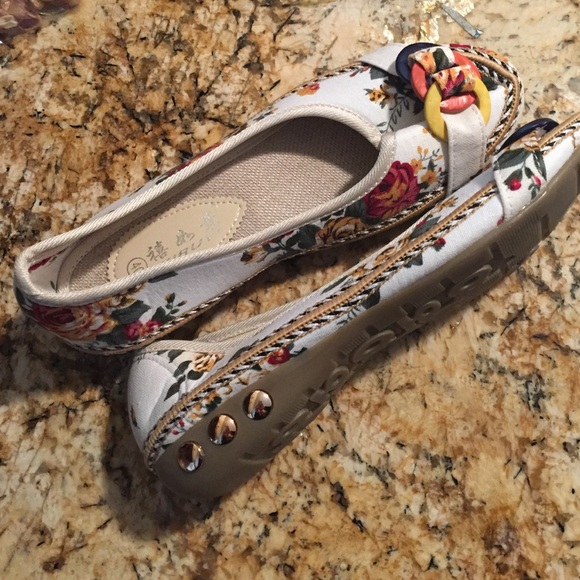 Floral flats NWOT - Picture 3 of 4