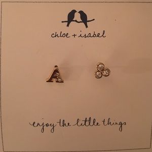 A stud earrings