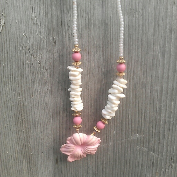 Pink flower and shell beaded necklace NWOT