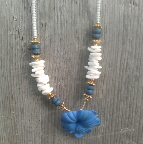 Blue flower and white shells beaded necklace.