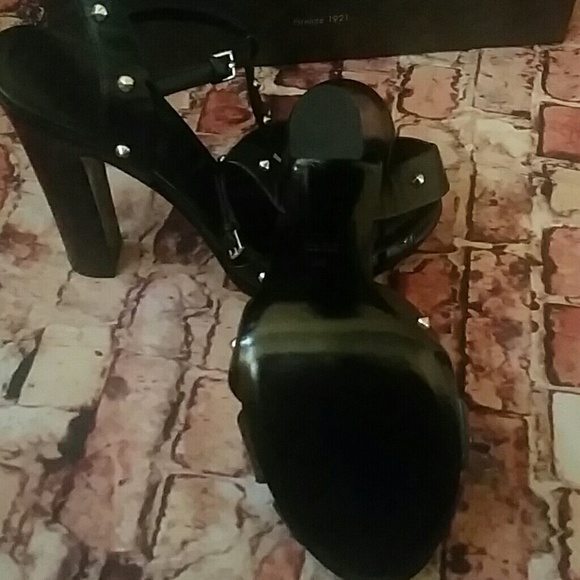 Gucci Melville Leather Studded T Strap Sandals - Picture 4 of 4