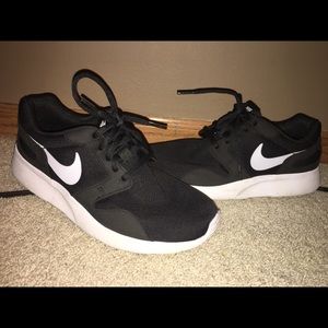 Black Nike roshe run