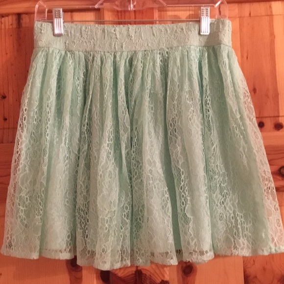 NWOT F21 LACE OVERLAY SKATER SKIRT