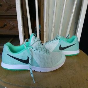 BRAND NEW WOMANS NIKE