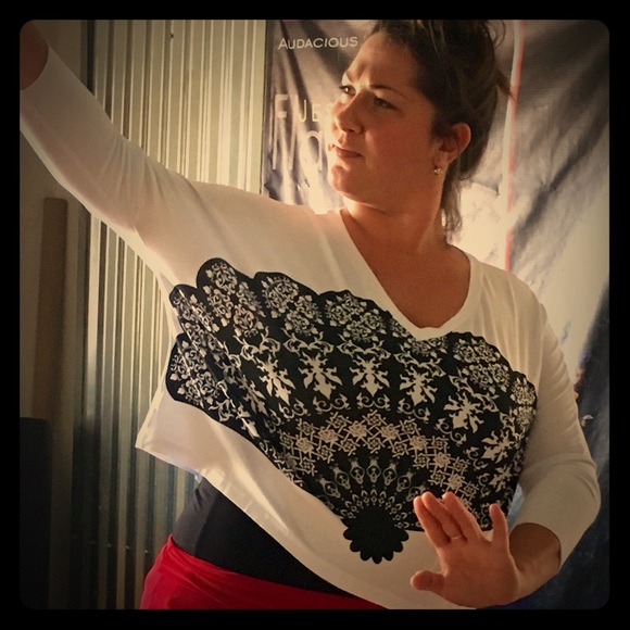 Bat style top with fan.   White and black fan