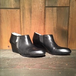 Adrienne Vittadini black leather ankle boots