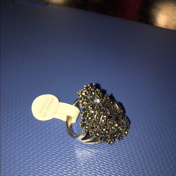 Gorgeous ring - Picture 3 of 4