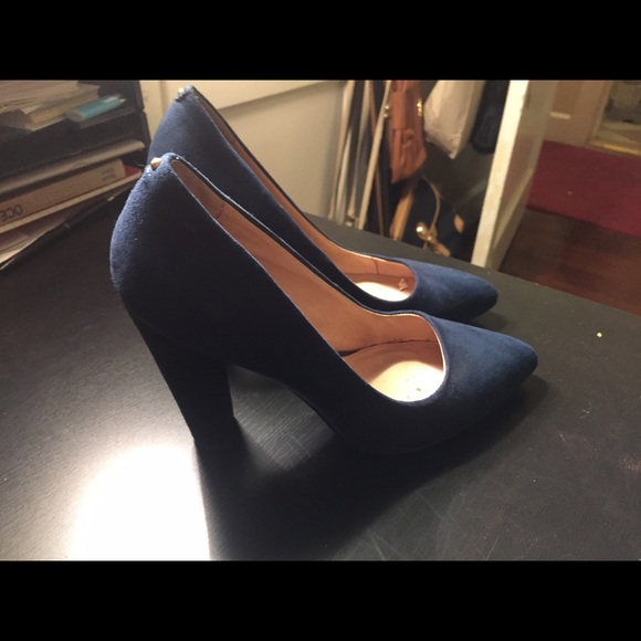 Aldo Navy/Black pointed heels!