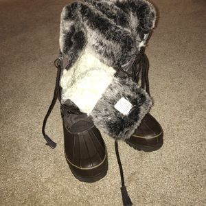 Snow boots