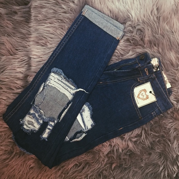 Maisie 70's High Rise Distressed Mom Jeans