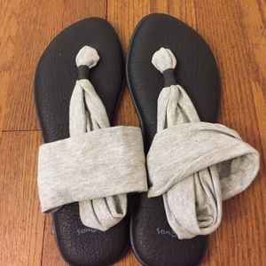 NWOT Grey Sanuk Yoga Sandal