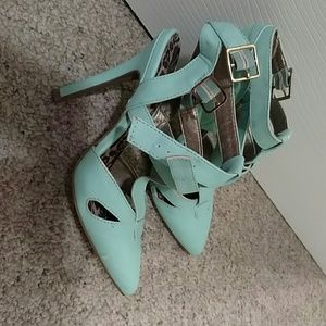 Double latch point toe heels