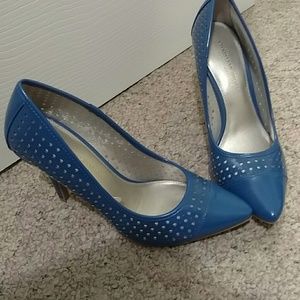 Point toe pumps