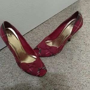 Plaid pumps
