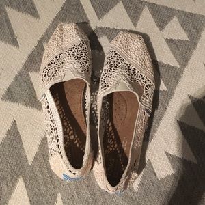 White lace toms
