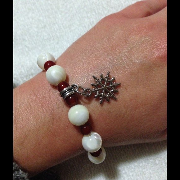 🎉HP 11/5🎉 Red White Snowflake Bracelet *SOLD* - Picture 3 of 3