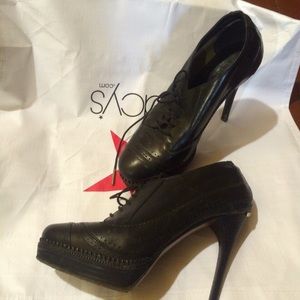 Burberry Black Leather Pumps