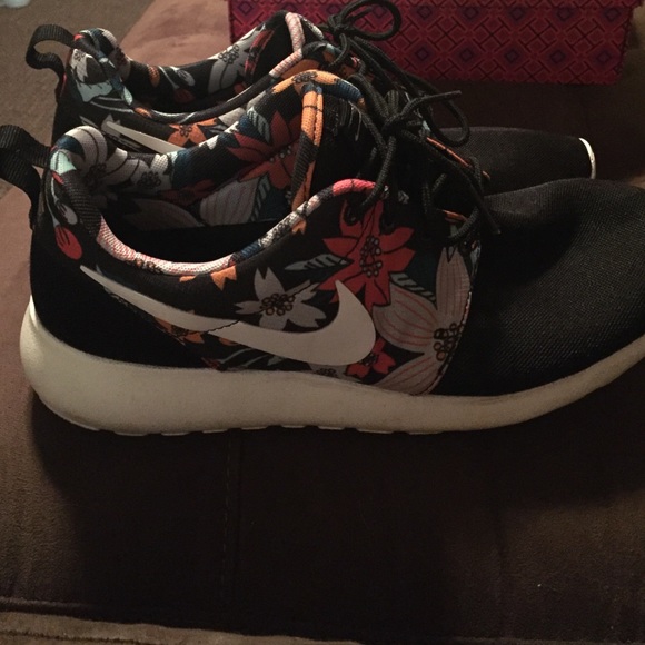 NIKE Floral Roshes Size 9
