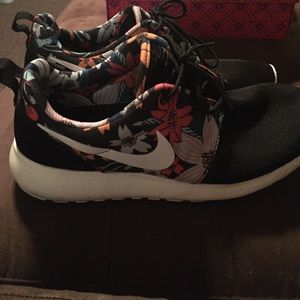NIKE Floral Roshes Size 9