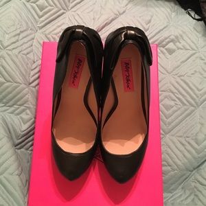 Betsy Johnson Round Toe Bow Back Pump
