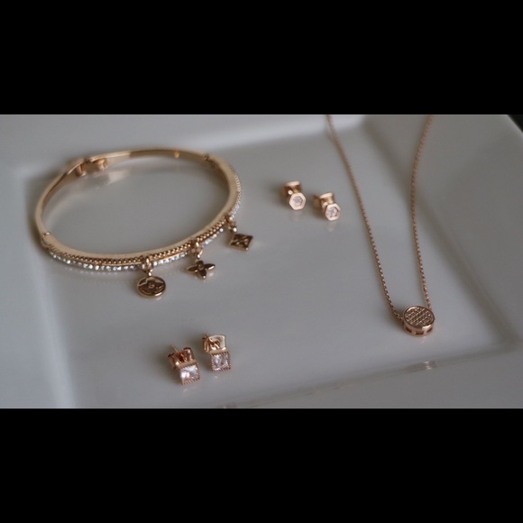 •new• rose gold square stud earrings - Picture 3 of 3