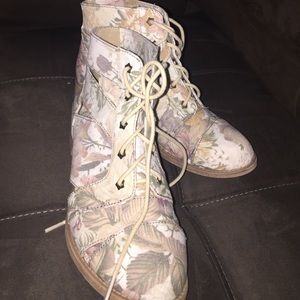 FLORAL ankle boots. Size 6