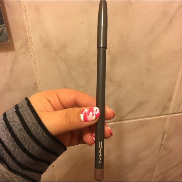 Mac lip liner in Stone
