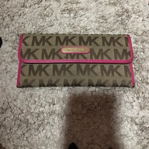 Michael kors pink wallet