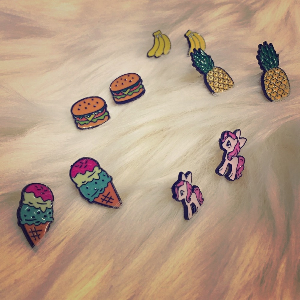 ♥️Lots of cute earrings♥️ Coming soon xoxo - Picture 1 of 1