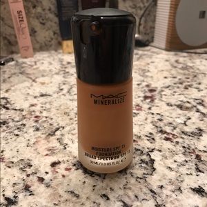 Mac makeup mineralize foundation NC45