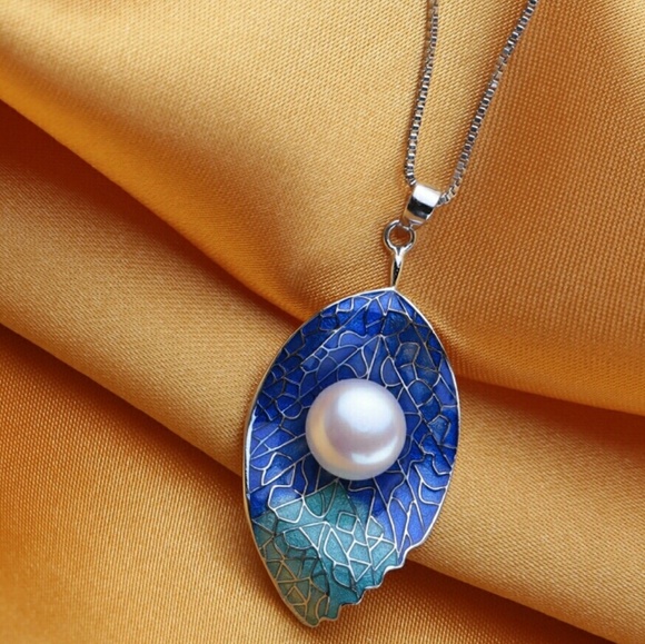Jewelry - 🌷NEW! Fine Jewelry Leaf Pendant Necklace🌷